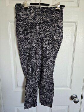Lululemon Cropped Leggings – Size 8 – Monochrome Animal Print